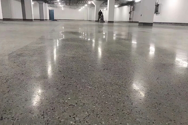 金剛砂地坪和環(huán)氧地坪哪個好?有什么區(qū)別?